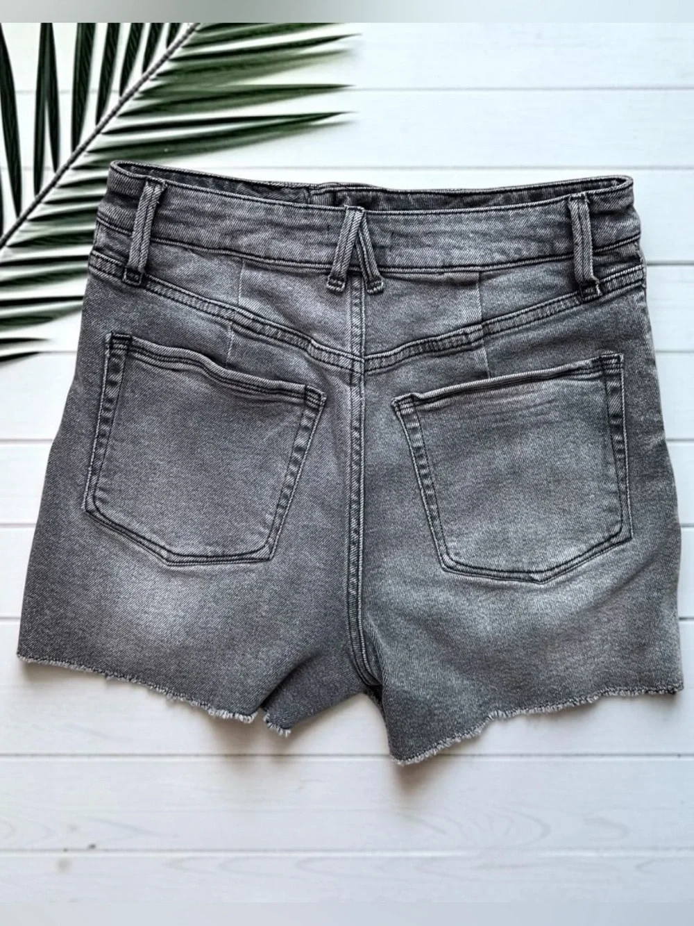 Good American Good Curve Distressed Denim Shorts Gray Wash Size 6 / 28 - Baddie